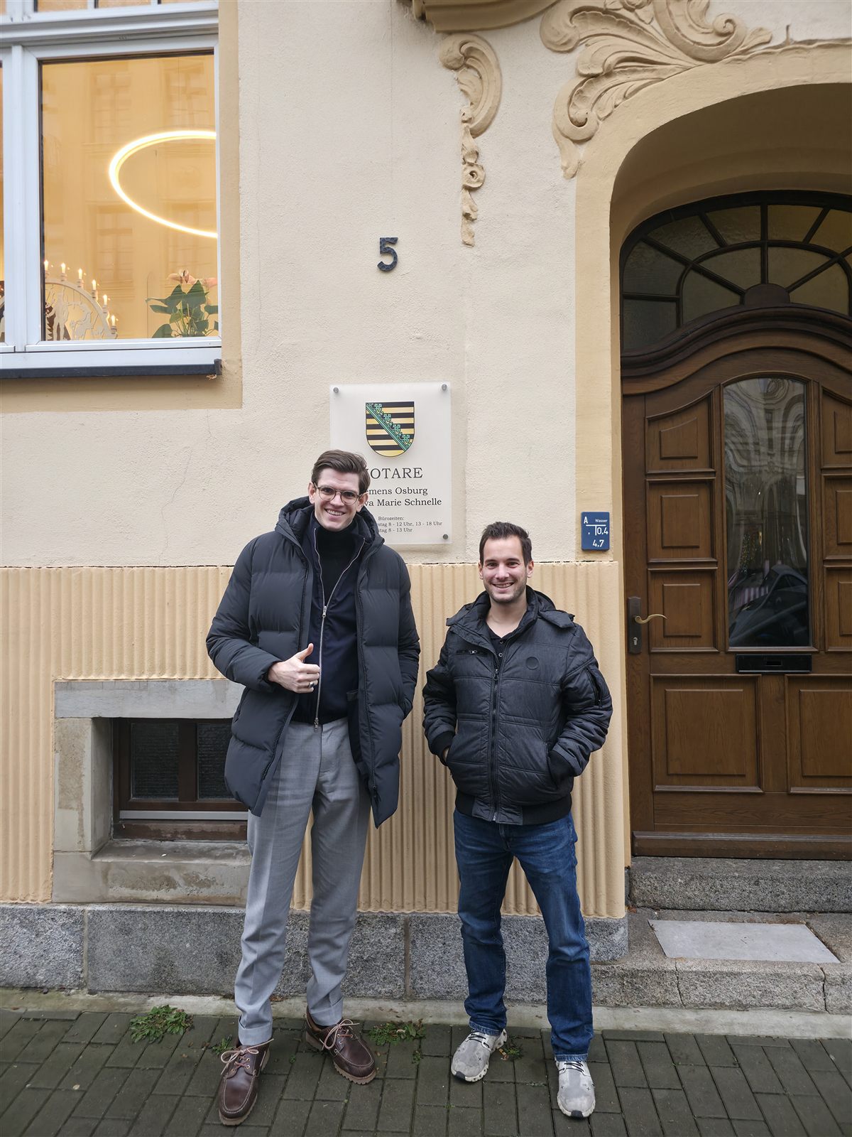 Philipp M. – Frisch gebackener Eigentümer – direkt vor dem Notariat.