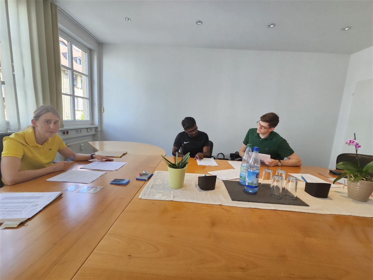 Fam. Sudersen – Am Notartisch.